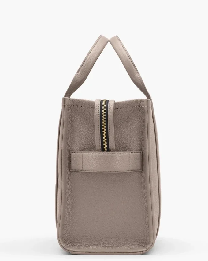 The medium-sized Tote Bag made of leather The medium-sized Tote Bag made of leather