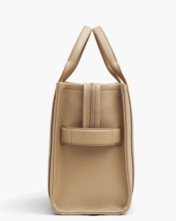 The medium-sized Tote Bag made of leather The medium-sized Tote Bag made of leather