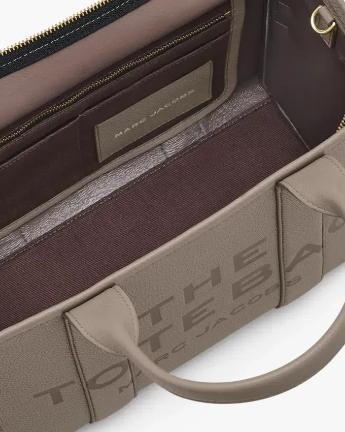 The medium-sized Tote Bag made of leather The medium-sized Tote Bag made of leather