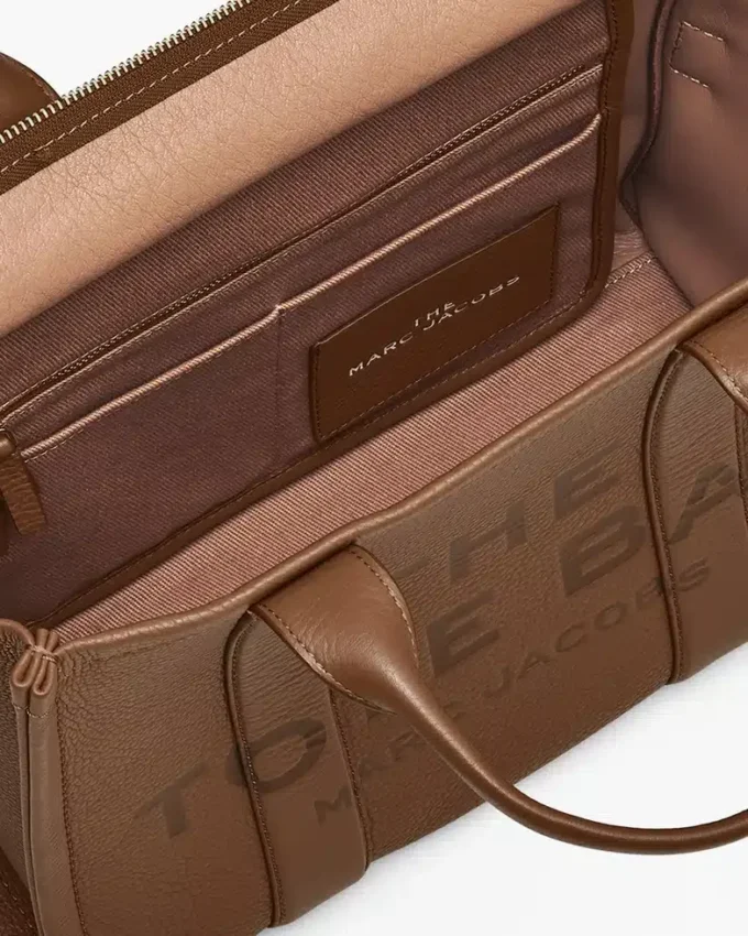 The medium-sized Tote Bag made of leather The medium-sized Tote Bag made of leather