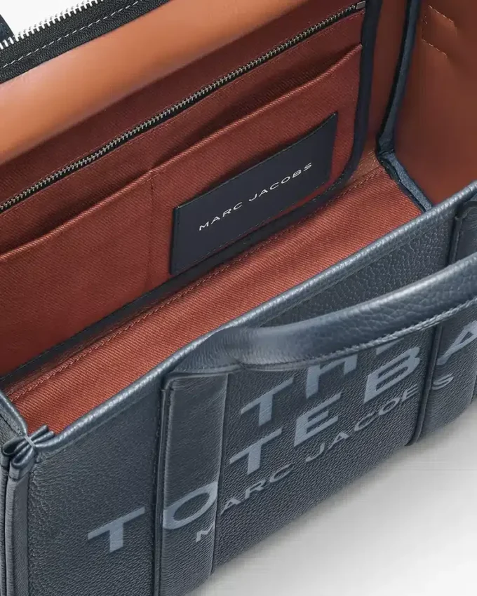The medium-sized Tote Bag made of leather The medium-sized Tote Bag made of leather