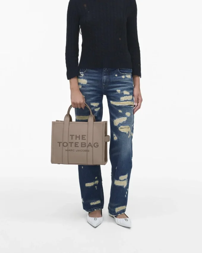 The medium-sized Tote Bag made of leather The medium-sized Tote Bag made of leather