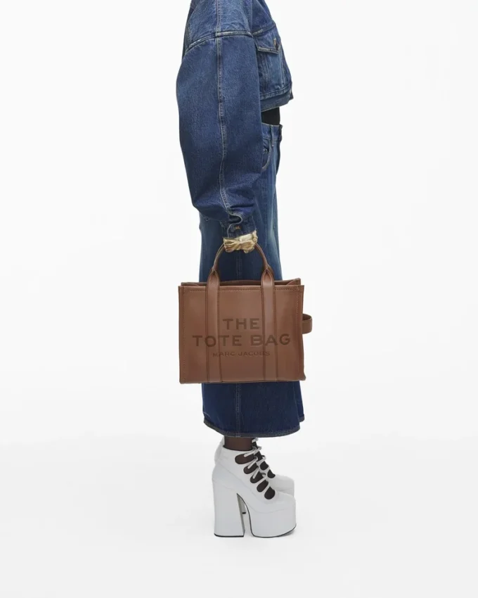 The medium-sized Tote Bag made of leather The medium-sized Tote Bag made of leather