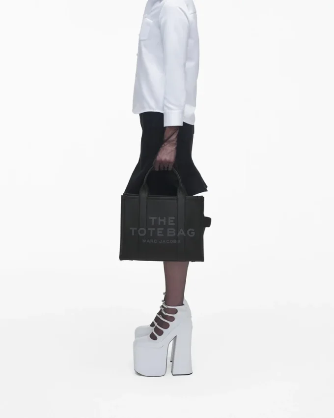 The medium-sized Tote Bag made of leather The medium-sized Tote Bag made of leather