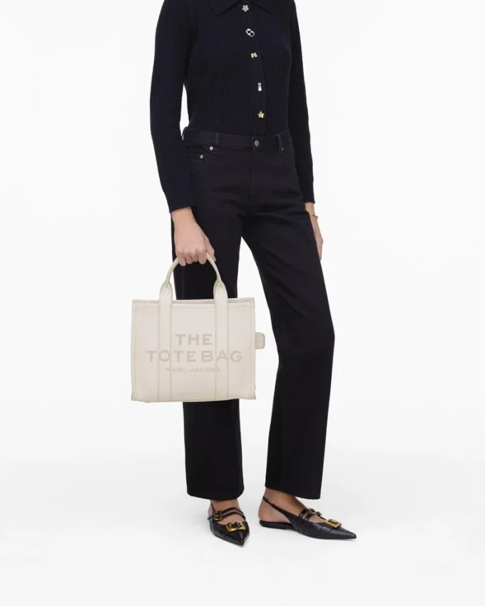 The medium-sized Tote Bag made of leather The medium-sized Tote Bag made of leather