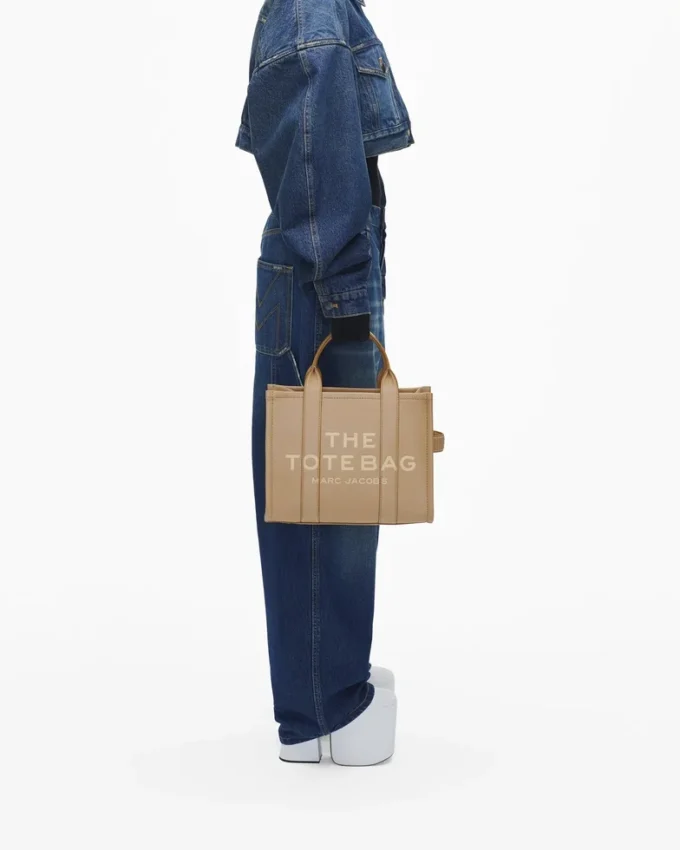 The medium-sized Tote Bag made of leather The medium-sized Tote Bag made of leather