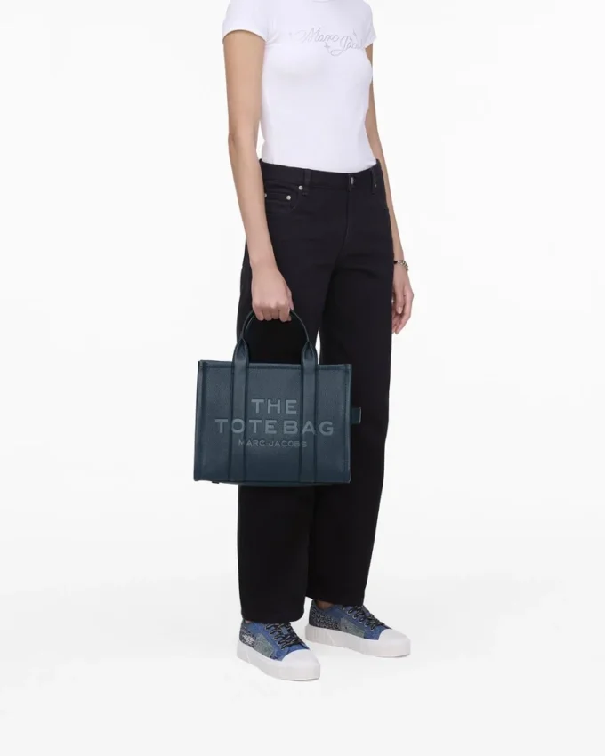 The medium-sized Tote Bag made of leather The medium-sized Tote Bag made of leather