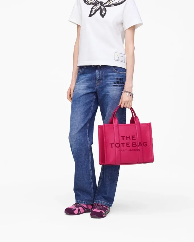 The medium-sized Tote Bag made of leather The medium-sized Tote Bag made of leather