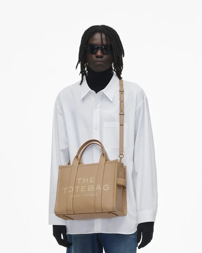 The medium-sized Tote Bag made of leather The medium-sized Tote Bag made of leather