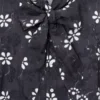 Trompe-l’œil-Bluse mit Ösen und Schleife