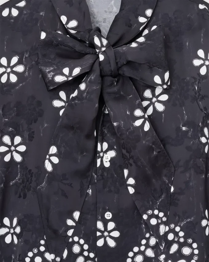 Trompe-l’œil-Bluse mit Ösen und Schleife